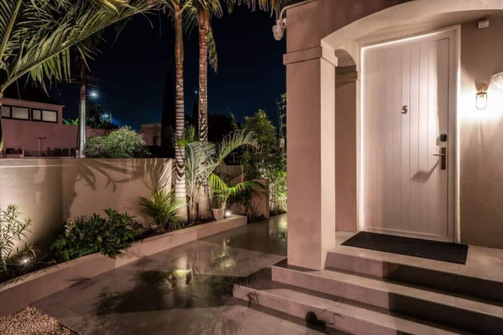 Mission Bay Apartment | Luxury Apart, Balcony & Seaviews, Full Laundry