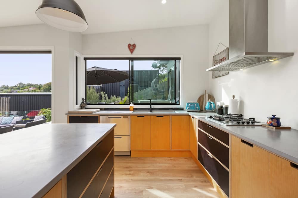 Raglan House | R and R at Robertson - Raglan Holiday Home