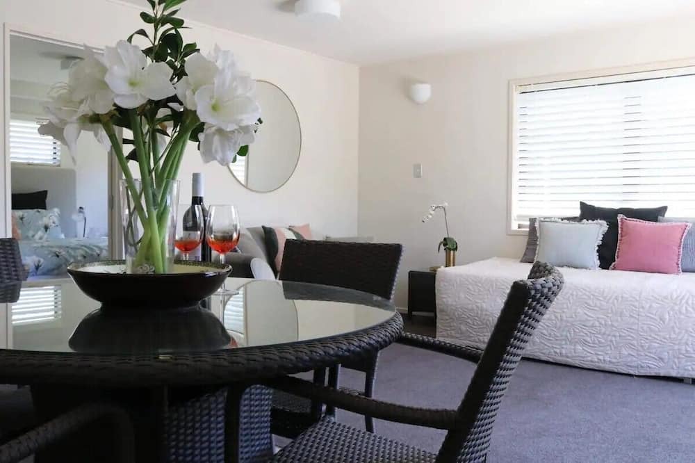 Mount Maunganui Apartment | Retreat on Rita -Cozy 1-Bedroom Mount Maunganui, Outdoor Patio, king-Size Bed – Steps from Beach & Vibrant Strip