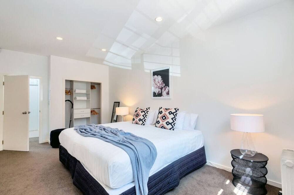 Newmarket Apartment | Eden`s Nest Apt near Westfield Newmarket