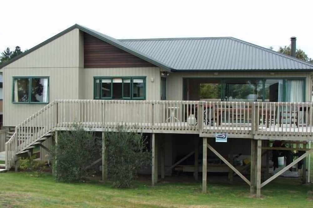 Matarangi Cottage | Kick Back on Karaka - Matarangi Holiday Home