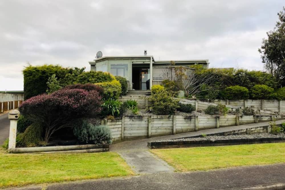 Waitarere Beach House | Holiday House with additional Sleepout to Rent Separately