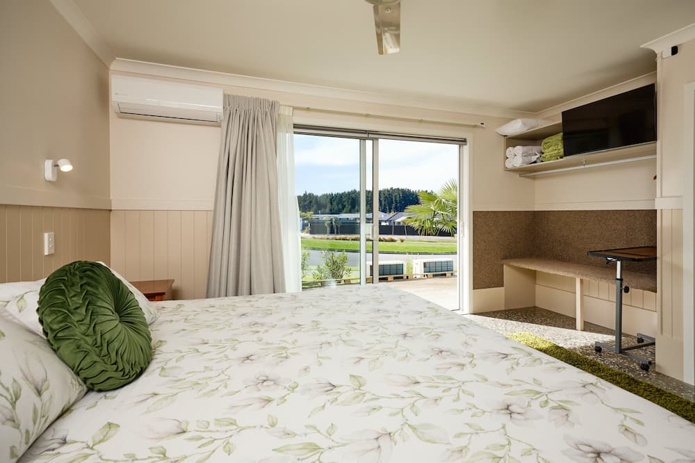 Kaikoura Cabin | 7 Bedroom Home with Mountain Views, free wi-fi, ocean, golf, cycle track nearby