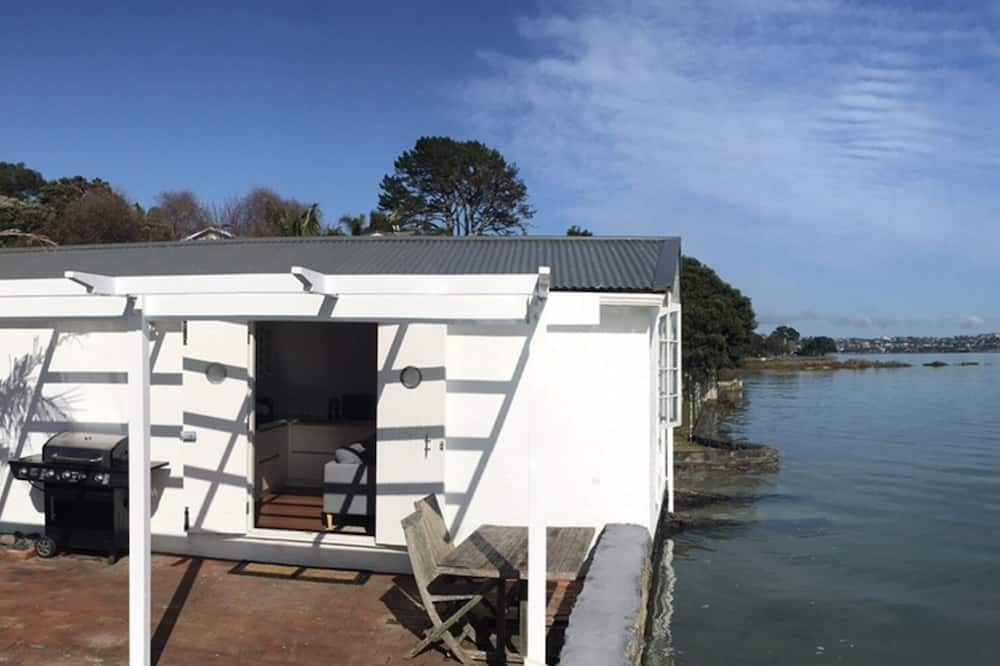 Bayswater House | Absolute Waterfront Serenity