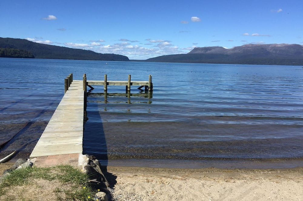 Lake Tarawera House | ABSOLUTE LAKE EDGE , FLAT LAWN, BEACH & JETTY