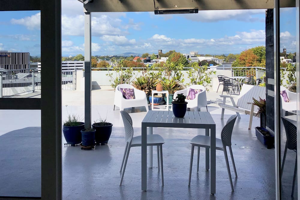 Hamilton Lake Apartment | Private Central City Apartment.