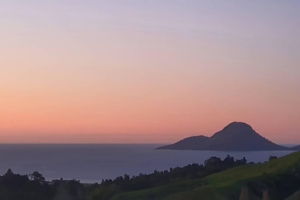 Whakatane District House | Hilltop hideaway