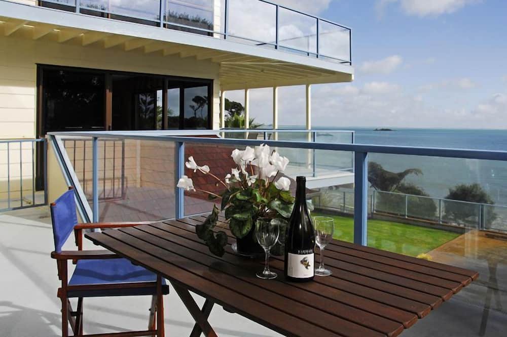 Coopers Beach Apartment | By the Bay Beachfront Apartments