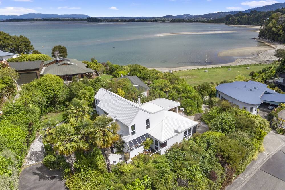 Kaiteriteri House | BEACH FRONT Palms on-the-beach Main Beach House. KAITERITERI .(Abel Tasman)