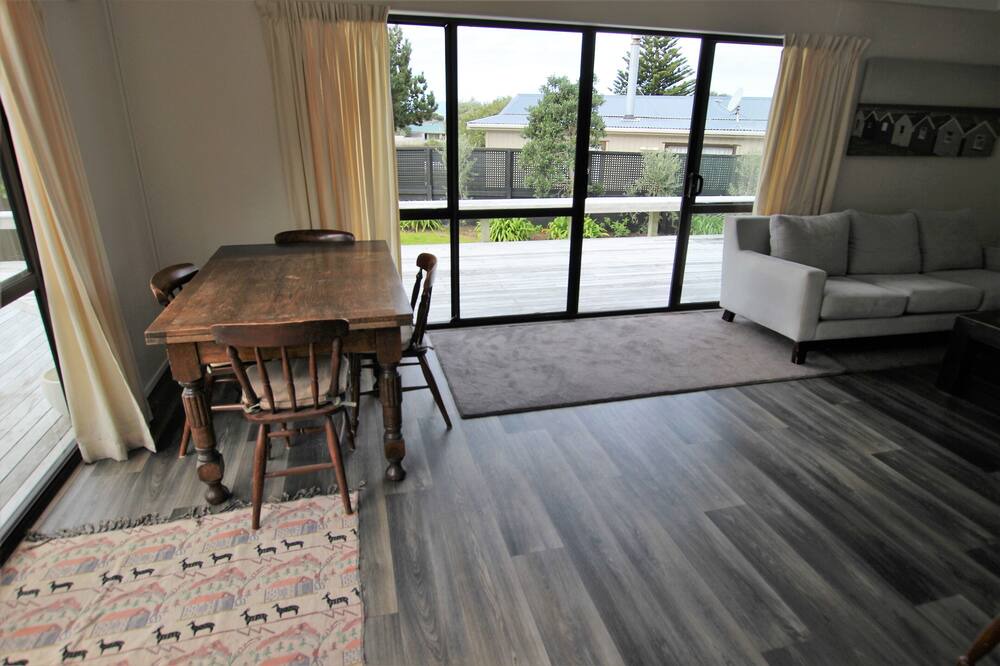 Omaha House | Quintessential Kiwi bach in the heart of Omaha