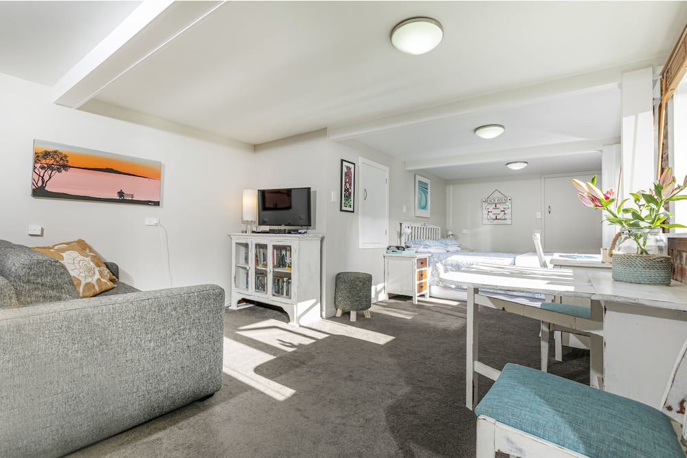 Mairangi Bay Apartment | Mairangi Bay Beach Coastal Studio