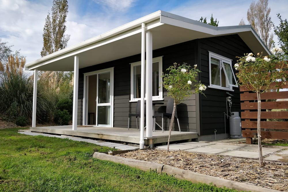 Waipukurau Cottage | Little Black Cottage - Rural Retreat