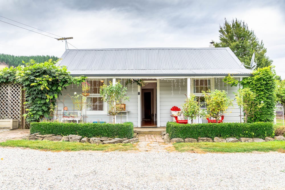 Clyde House | Historic Plum Tree Cottage - unlimited wifi, Rail trail perfect