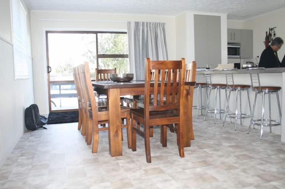 Whakatane House | Stunning holiday home close to beach