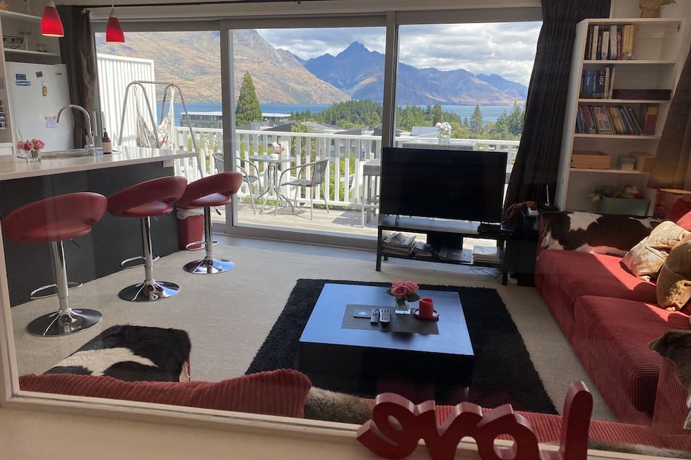 Queenstown City Centre Apartment | Rooftop garden, Lakeview, 5 mins walk to town