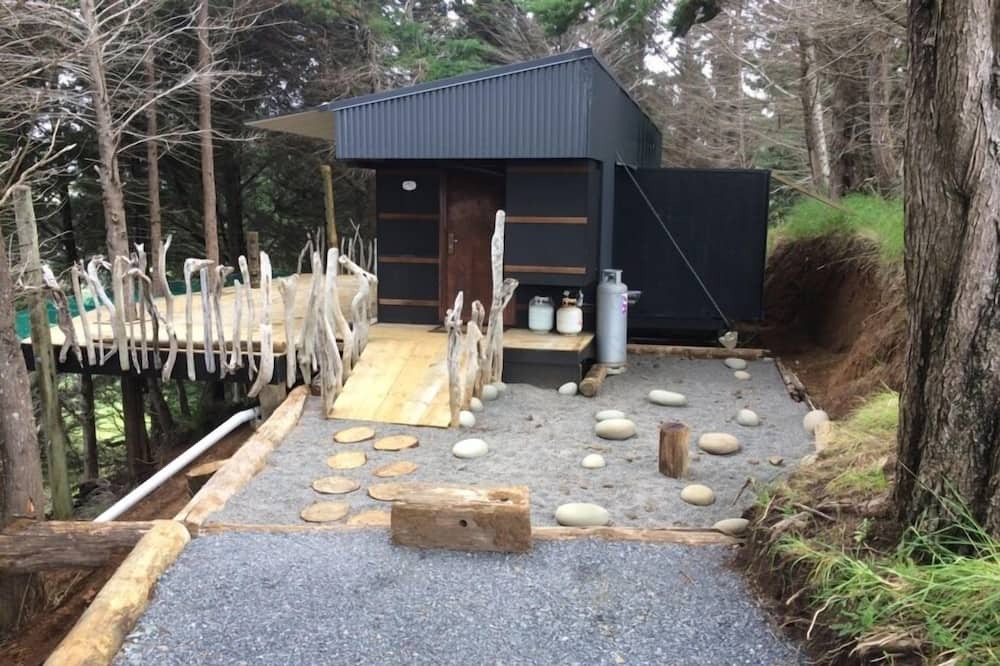 Wattle Bay Cabin | Detach from the rat race! Relaxing coastal retreat one hour from Auckland.