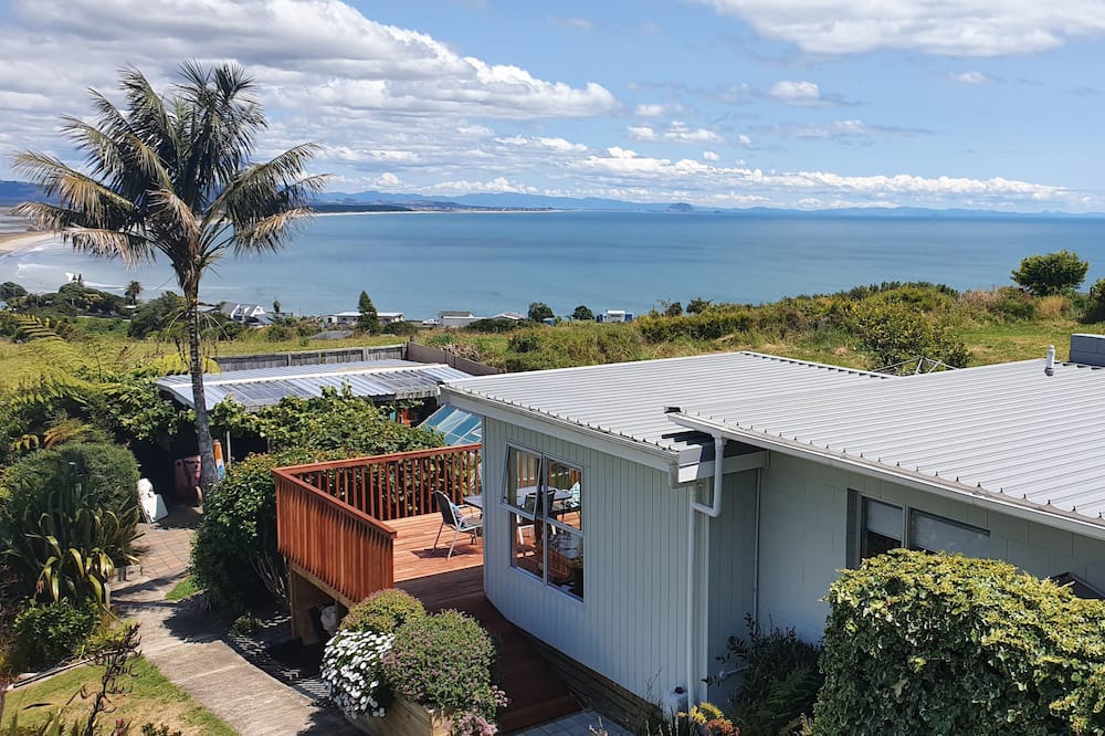 Maketu Cottage | Separate, self contained, single bedroom house with stunning ocean views