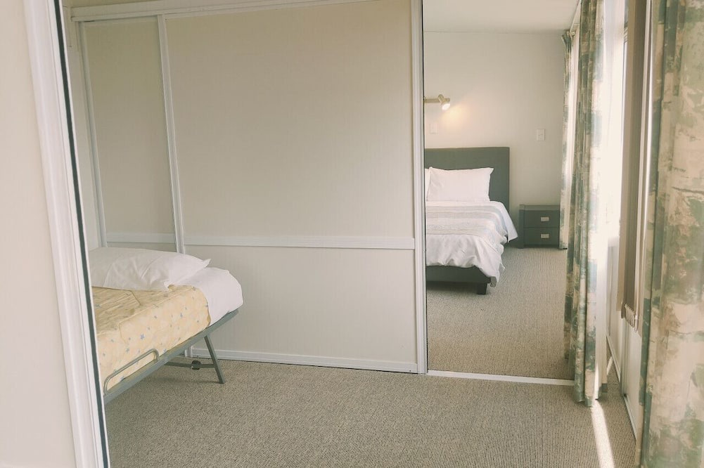 Two Mile Bay House | 2 Mile Cosy Corner with Wi-Fi, 2 minute walk to lake edge and restaurant