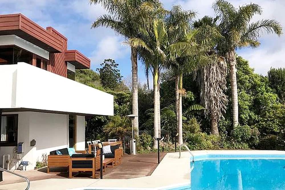 Waiatarua Cabin | Modern Bed and Breakfast in Tropical Setting near Lion Rock on North Island