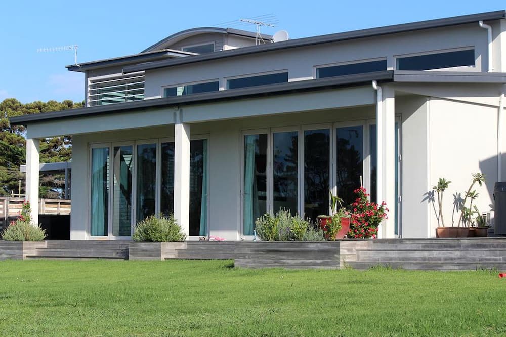 Waitoki Cabin | Romantic Getaway Accommodation with Breathtaking Views in Waitoki, North Island