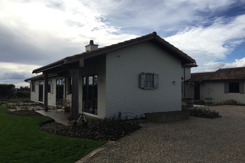 Pukekohe East Cabin | Stylish Room with Private Patio in a Bed and Breakfast near Pukekohe, Auckland