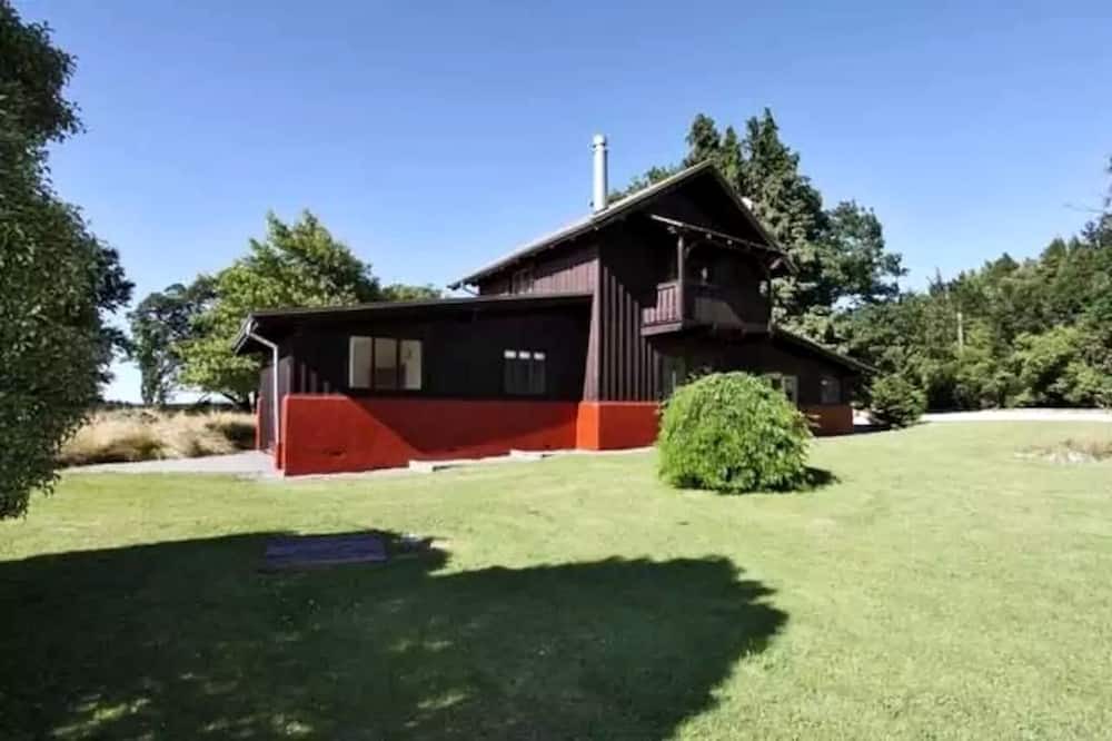 Springfield Cabin | Cozy Outdoor Getaway for Two in Canterbury, New Zealand with Climbing and Ski Nearby
