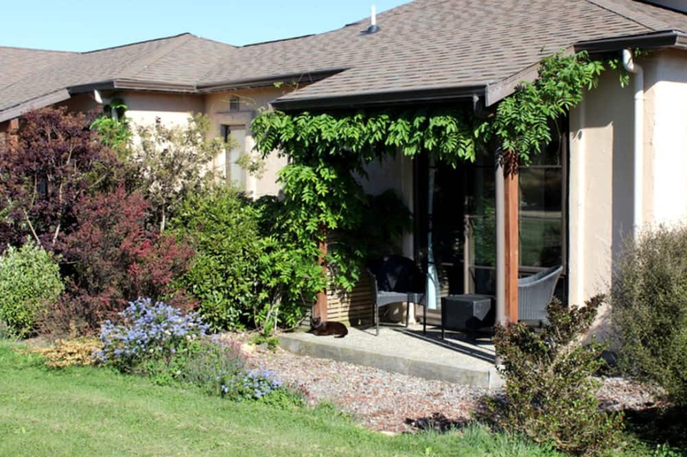 Gladstone Cabin | Cozy Rental with Sweeping Views of Lush Gardens and Farmland in Gladstone, New Zealand