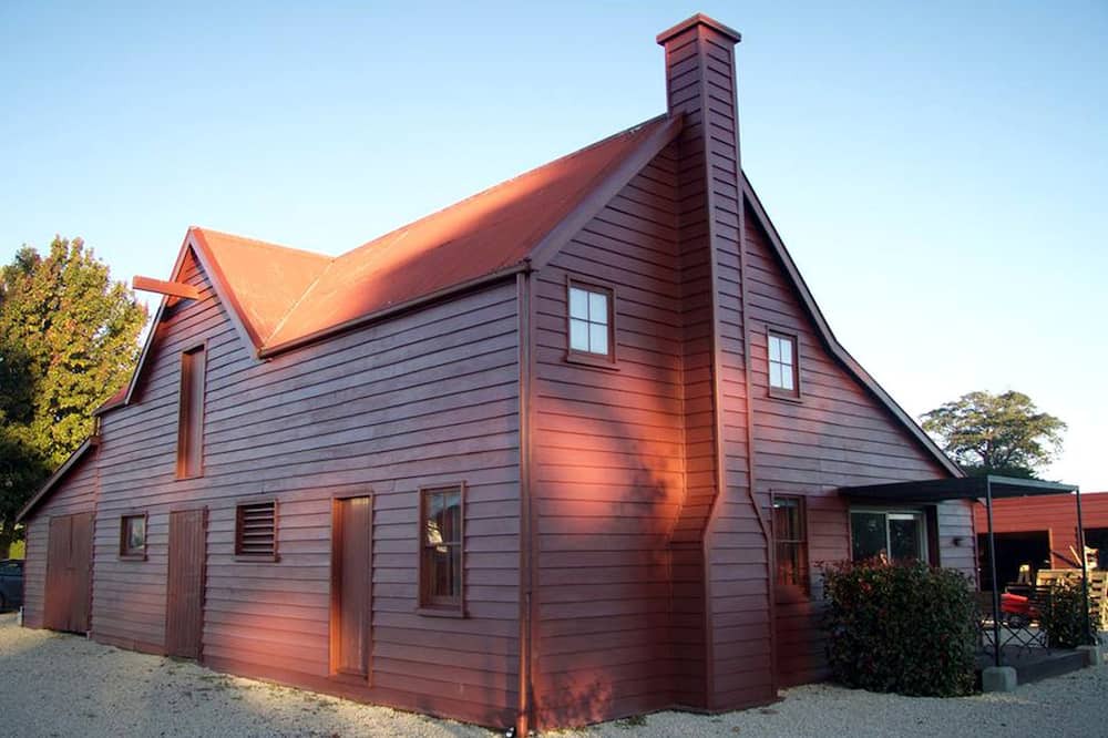 Tai Tapu Cabin | Charming Vacation Rental with a Private Courtyard in Beautiful Tai Tapu, South Island, New Zealand