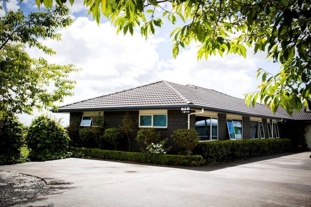 Waitomo Caves Cabin | Luxury Getaway with Hot Tub in Otorohanga, North Island