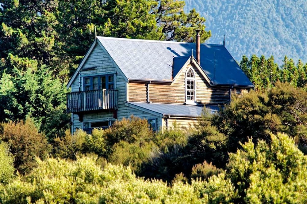 Hapuku Cottage | Stylish Accommodation near Kaikoura with Stunning Views