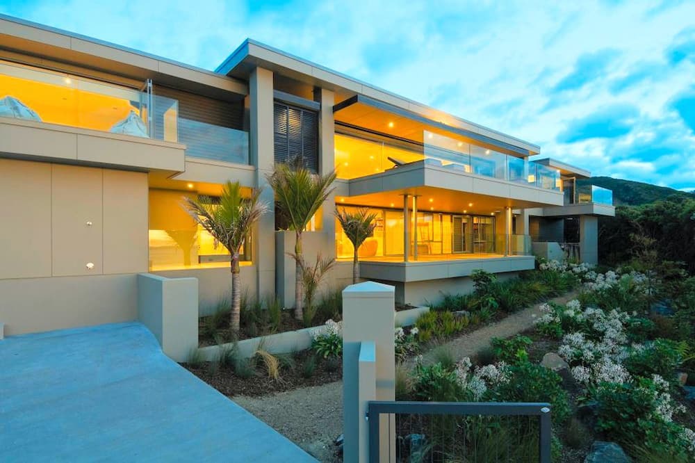 Rawhiti House | Stunning Luxury Beach House in Oke Bay for Amazing Family Holidays on the North Island