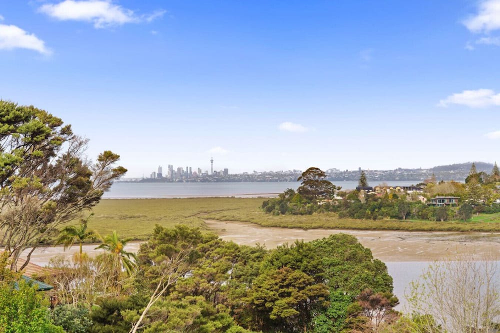 West Harbour House | West Harbour Modern Loft Studio with Iconic Skyline
