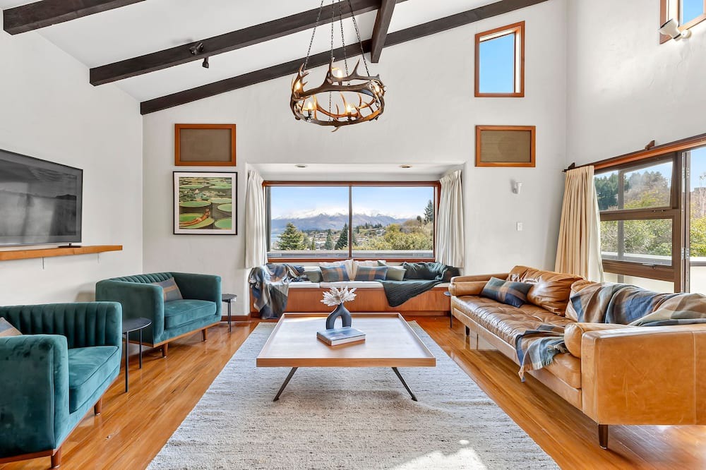 Wanaka House | Hot Tub Time Machine! Central Wanaka