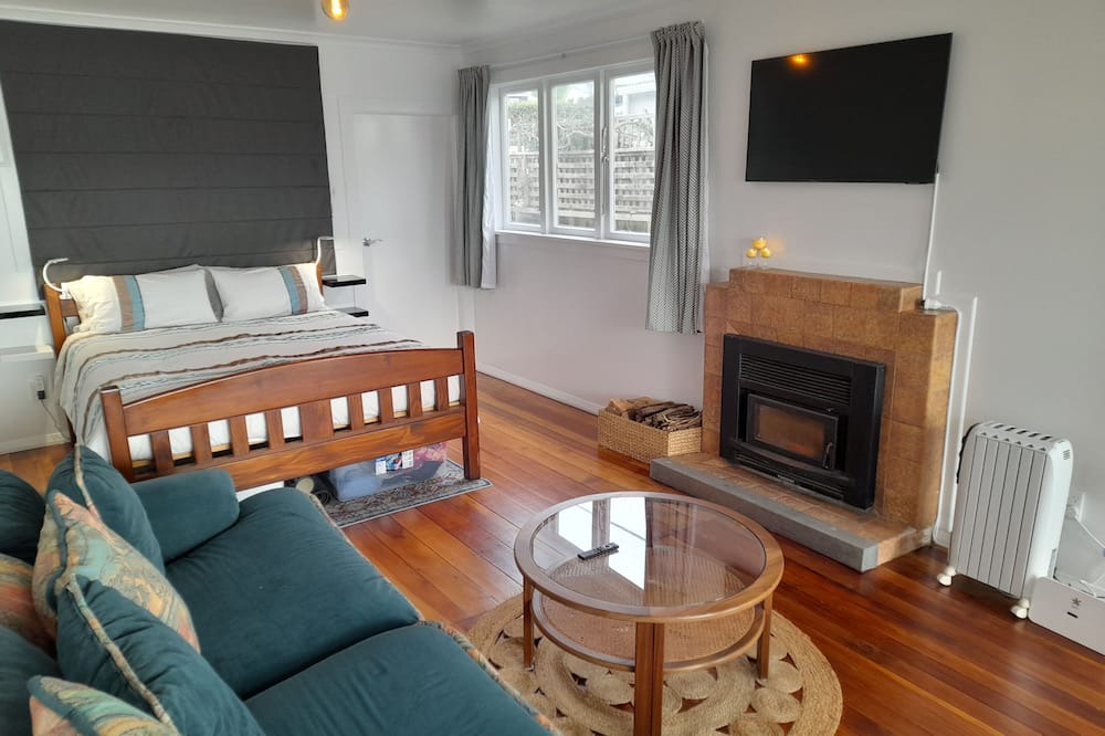 Plimmerton Cottage | Absolute Beach Front, 25 mins from Wellington Sunset spa deck. Cosy Fire lounge.
