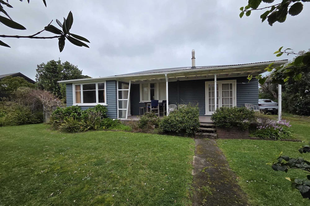 Opunake House | Our family bach at ōpunakē, pets and big whānau welcome