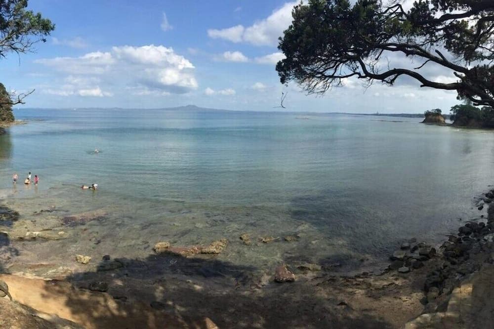 Torbay House | LARGE TORBAY HOME: Short walk to two beaches and Netflix