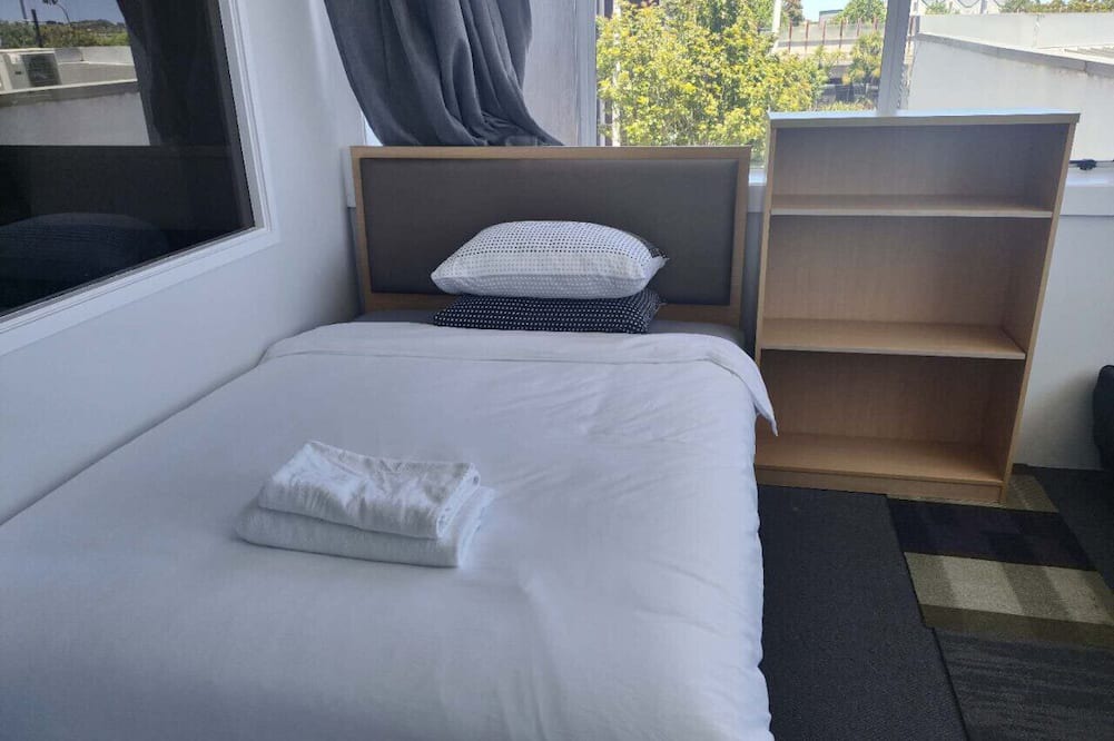 Auckland Apartment | 6 Beds including 1 DBL Bed, 1 Single Bed, 4 Singgle Sofa Bed in 1 Room & 1 Lounge