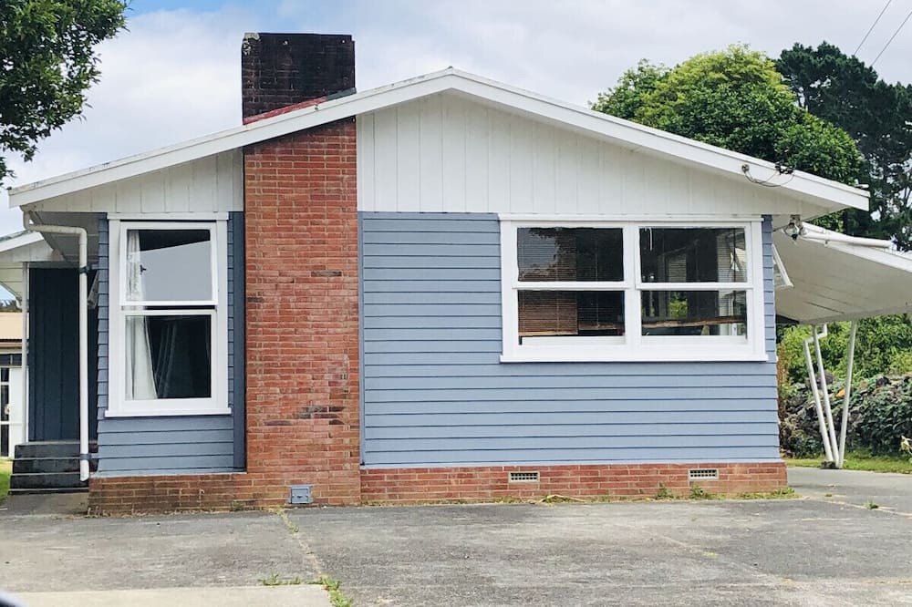 Mount Albert House | 3-Bedroom House - 30 Laurel St