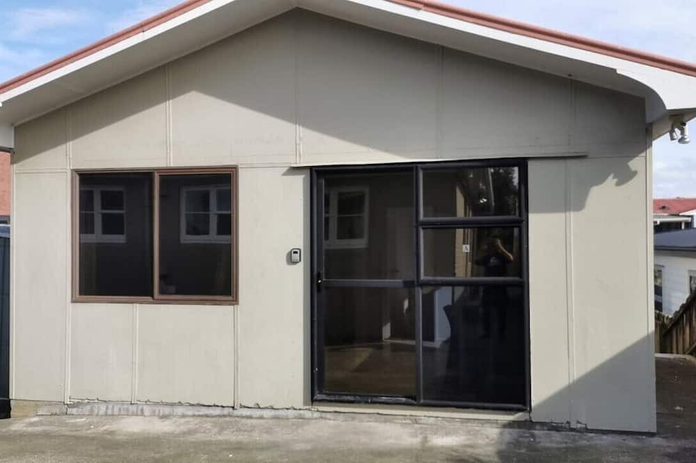 Mount Albert Ski Chalet | 6 Beds including 4 Double Beds and 2 Sofa Bed Garden Chalet, 8 Renton Road, Mt Albert, Auckland
