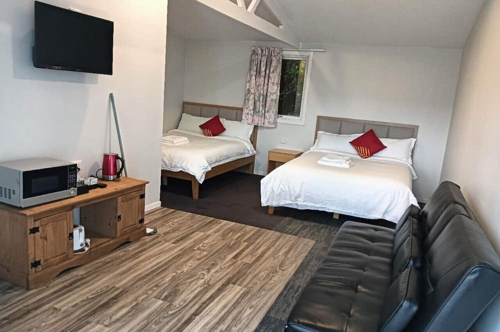 Kawaha Point Ski Chalet | 2 double and 1 sofa beds garden chalet, 7D Salisbury Road, Rotorua