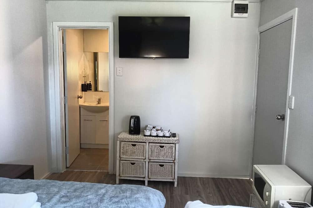 Kawaha Point Ski Chalet | 1 Bedroom garden chalet, 7 Salisbury Road, Rotorua