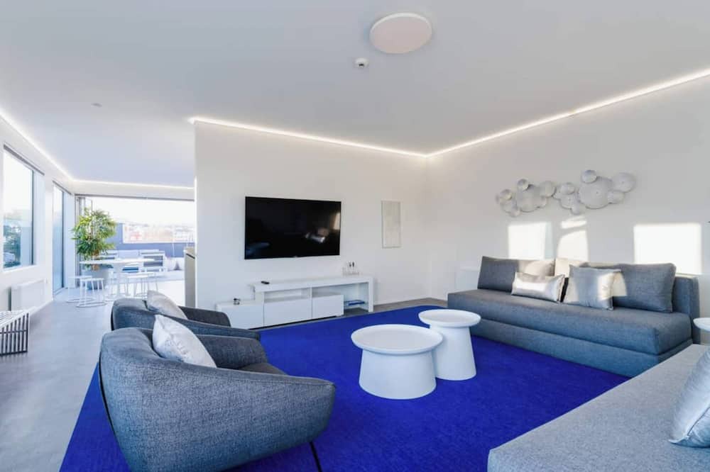Dunedin City Centre Apartment | Central Dunedin Modern Penthouse by Aotearoa Escapes