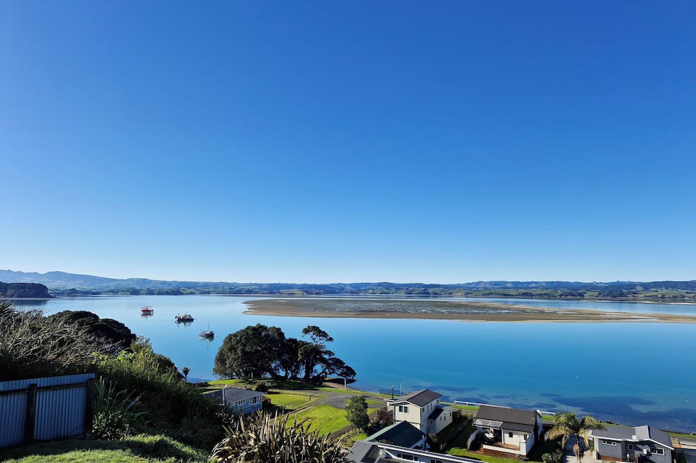 Kawhia Cottage | Glorious views and relaxation a plenty