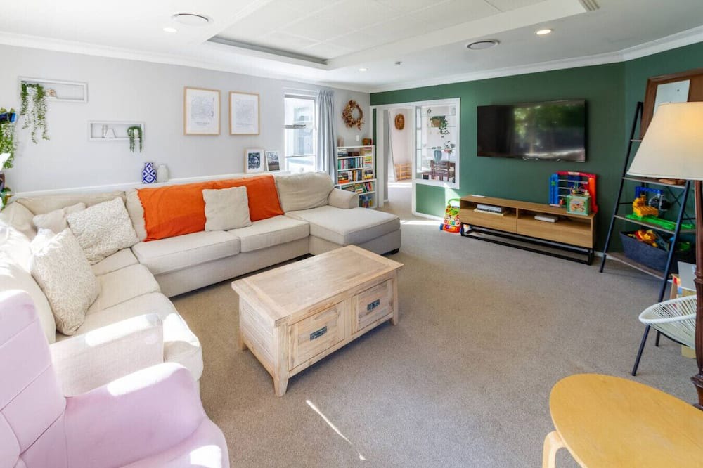 Avonhead House | Warm Family Home near CHCH Airport with Parking