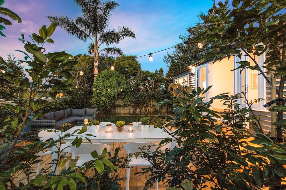 Auckland House | Sunny, Stylish, Sweet! Family-ready w/BBQ Deck. Close to Venues, Beaches, City.