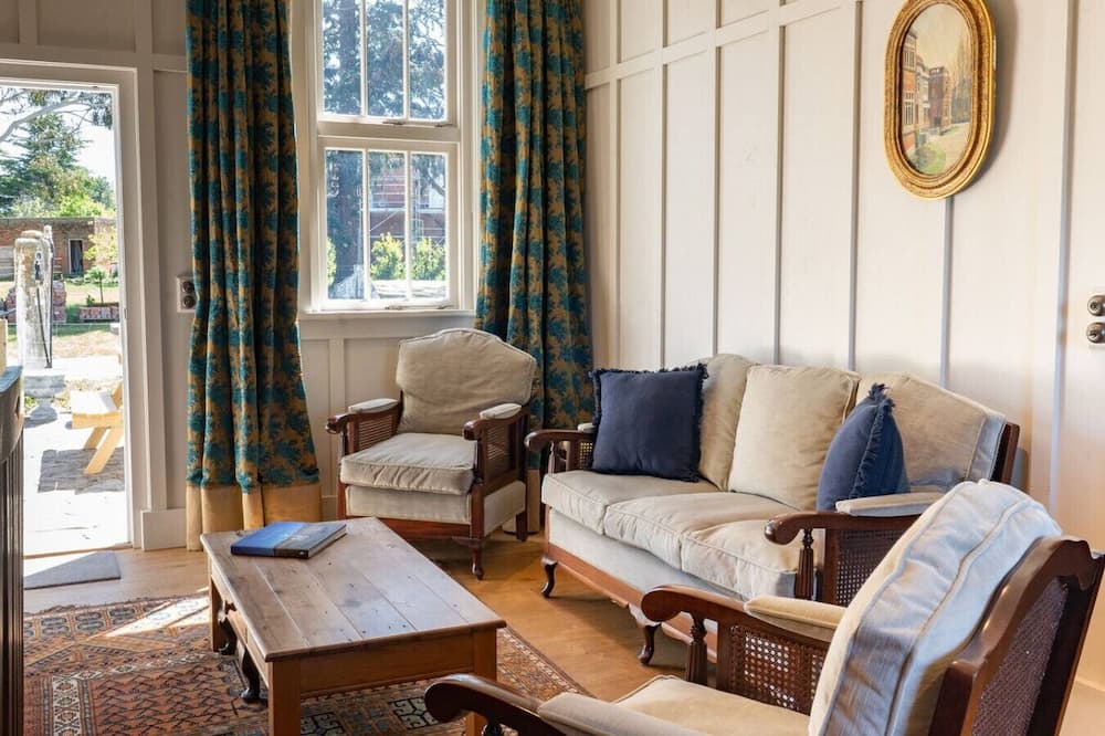 Earnscleugh House | Historic Castle Coach House – Trail & Wineries