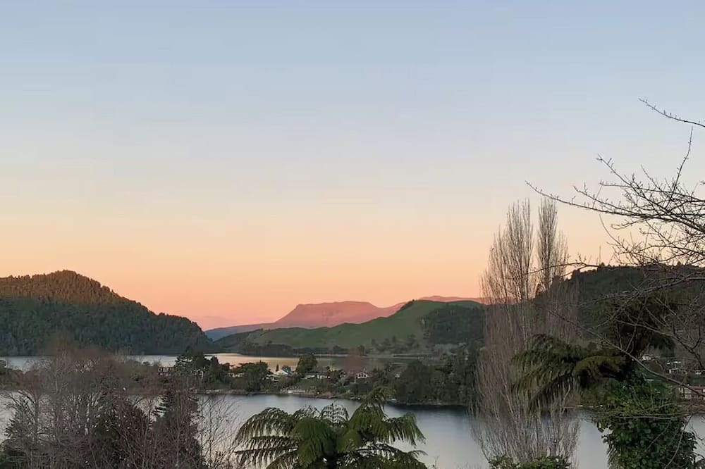 Lake Okareka Apartment | Rotorua Lake Ōkareka Studio with Views, Spa & BBQ