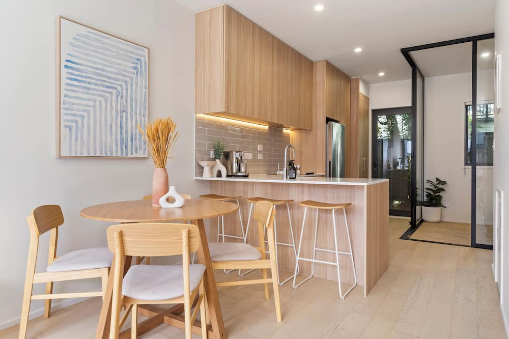 Mount Albert House | The Fern - 5* Townhouse in Mount Albert - With Parking and Office