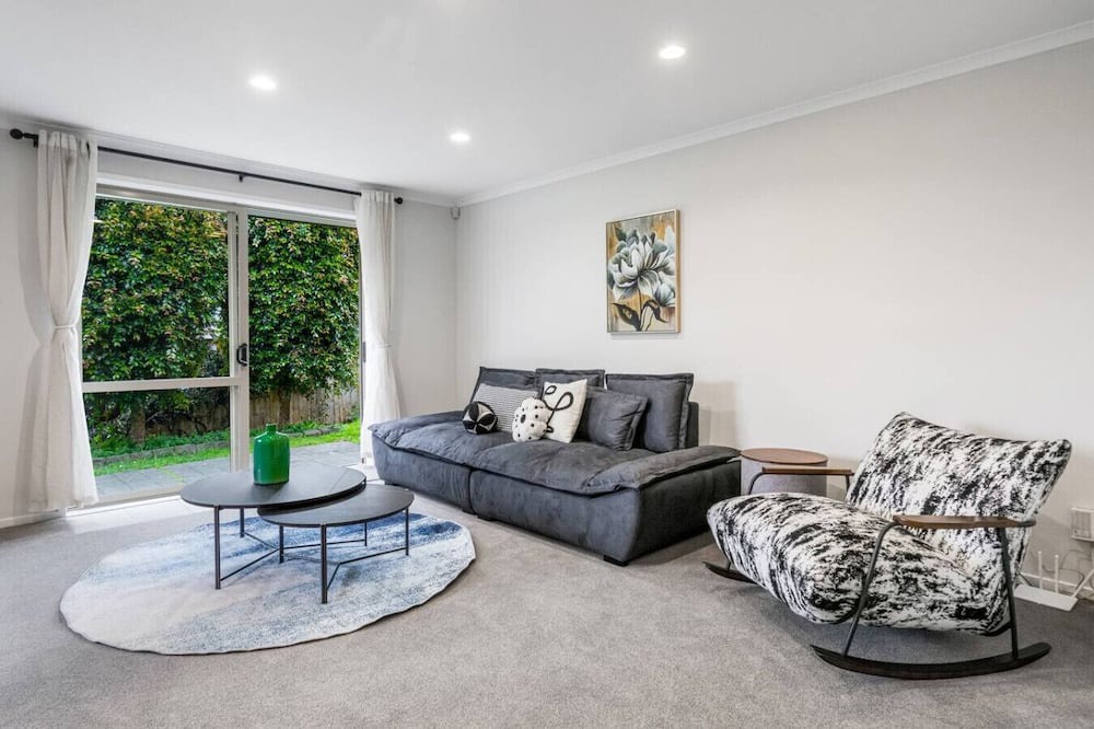 Oteha Apartment | 5 Sunvista Ave, Oteha, Auckland 0632