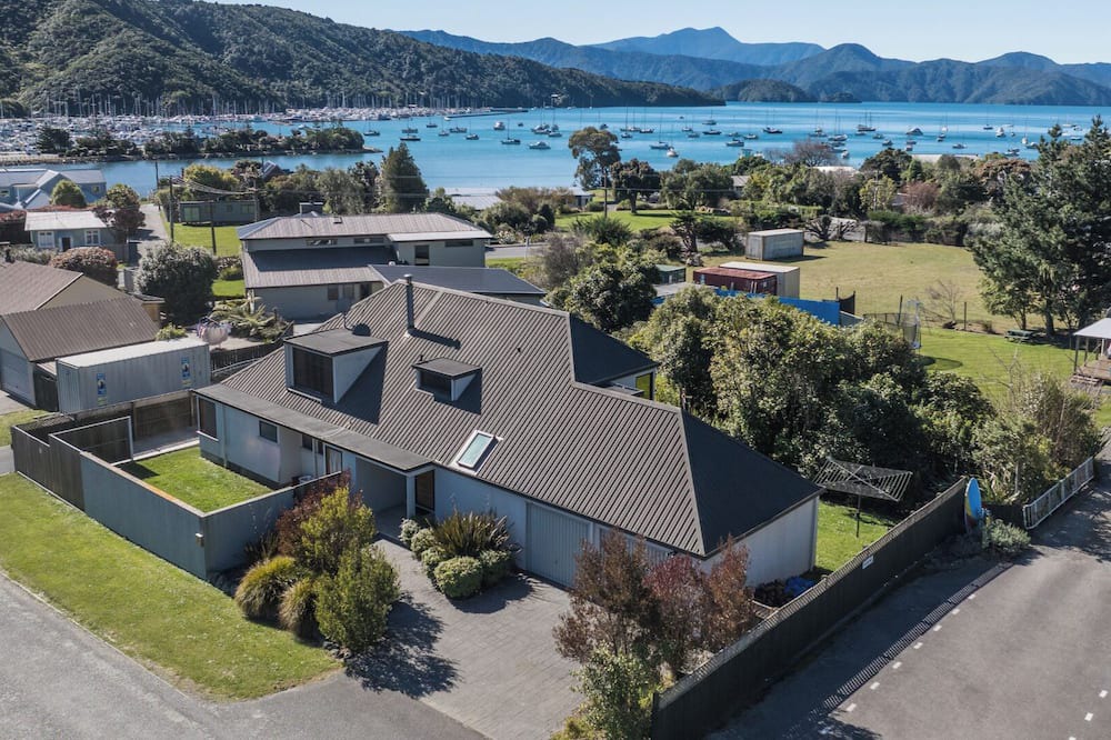 Waikawa Bay House | Coastal Sound - Waikawa Holiday Home